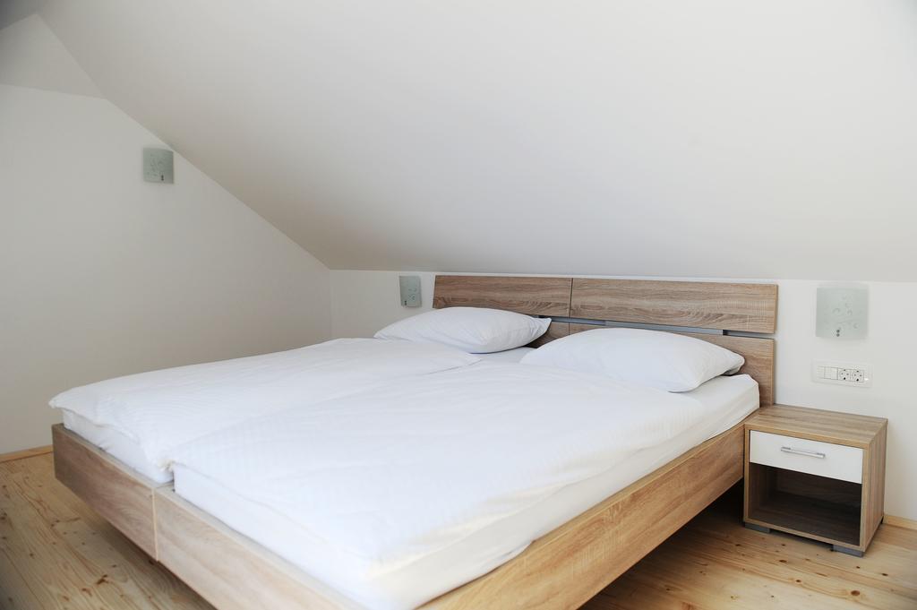 Garni Hotel Azur リュブリャナ エクステリア 写真