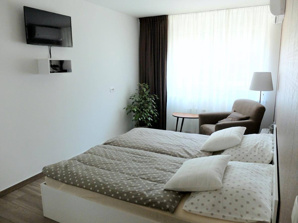 Garni Hotel Azur リュブリャナ エクステリア 写真